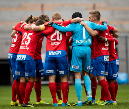 Helsingborgs spelare samlas i en ring