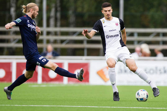 Utsiktens Alexander Angelin försöker ta bollen från