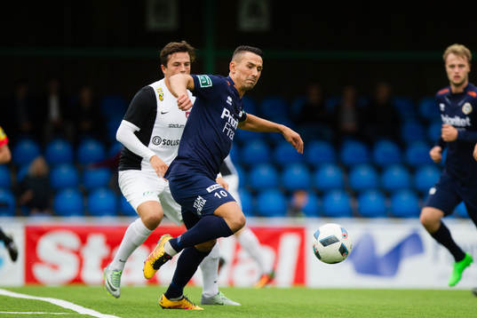 Utsiktens Fuad Hyseni med bollen