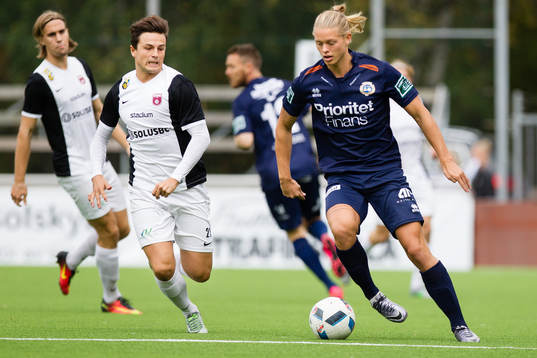 Qvidings Bryan Johansson jagar Utsiktens Emil Eliasson