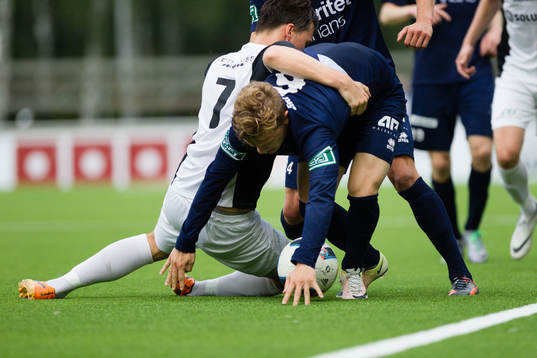 Utsiktens Adam Eriksson i en duell med Qvidings Anders Alö