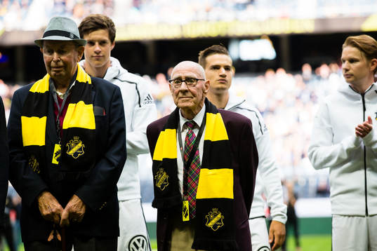 s spelare med pensionerade AIK medlemmar som maskotar