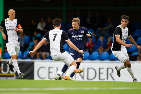 Utsiktens Adam Eriksson skjuter ett skott som Qvidings