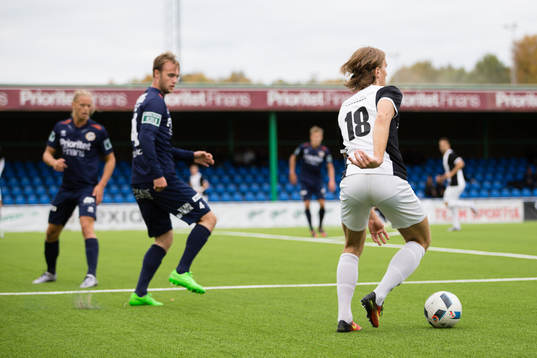 Qvidings Gustav Hedlund springer förbi Utsiktens Niklas