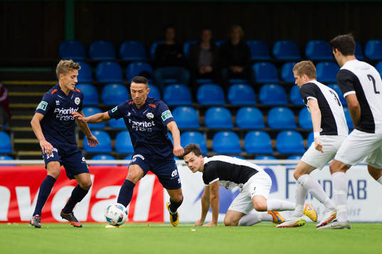 Utsiktens Fuad Hyseni tar bollen förbi Qvidings Anders Alö