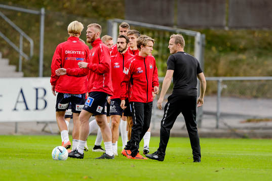 Örgrytes spelare värmer upp före fotbollsmatchen i