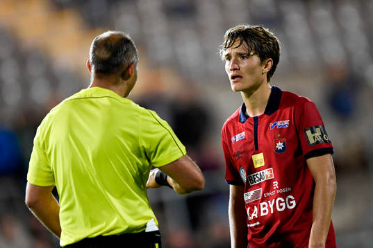 Örgrytes Jakob Lindström får gult kort av domare Patrik