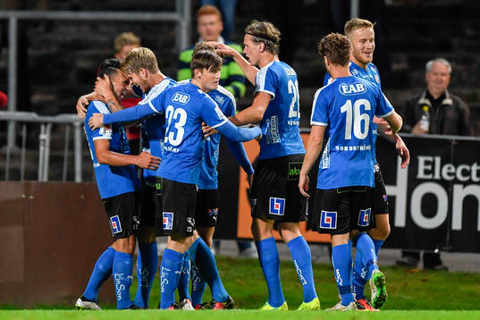 Halmstads Sead Haksabanovic jublar med lagkamrater