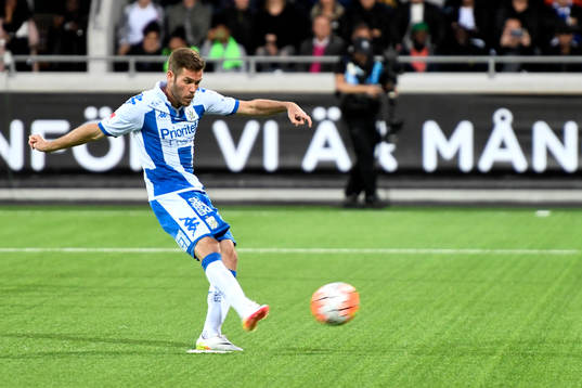 IFK Göteborgs Emil Salomonsson gör 0-1 på straff