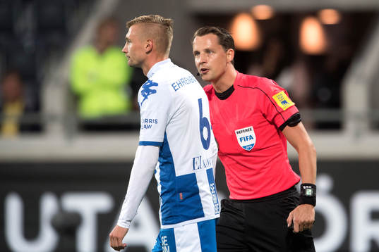 Domare Andreas Ekberg pratar med IFK Göteborgs Sebastian