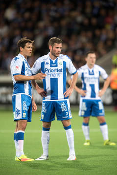 IFK Göteborgs Mads Albaek pratar med Emil Salomonsson