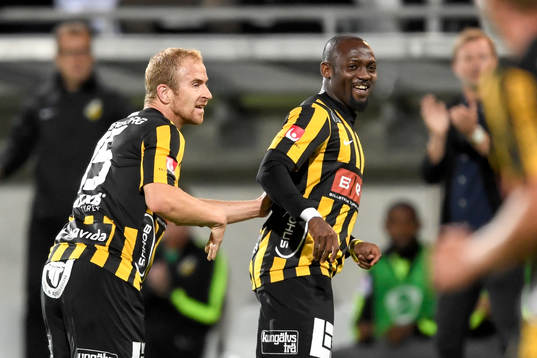 Häckens Sebastian Heaver och John Owoeri jublar