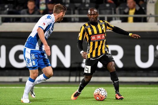 IFK Göteborgs Emil Salomonsson och Häckens John Owoeri