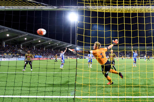 Häckens John Owoeri (ej i bild) gör 2-1 bakom IFK