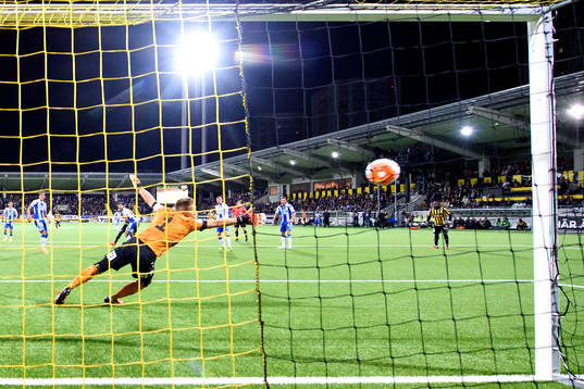Häckens Alhassan Kamara (ej i bild) gör 2-2 bakom IFK