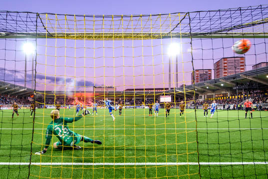 IFK Göteborgs Emil Salomonsson gör 0-1 på straff bakom