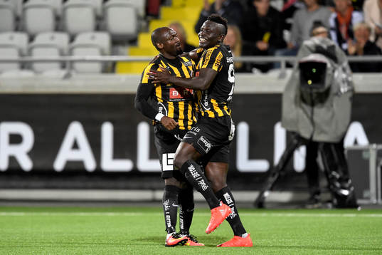 Häckens John Owoeri jublar med Häckens Alhassan Kamara