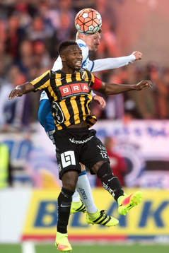 Häckens Mohammed Abubakari i nickduell med IFK Göteborgs
