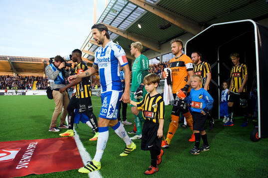 IFK Göteborgs Mattias Bjärsmyr och målvakt John Alvbåge