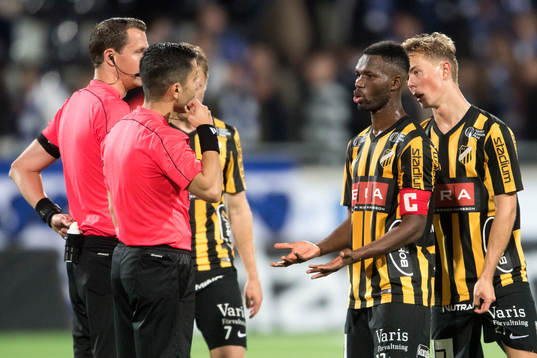 Häckens Mohammed Abubakari och Joel Andersson pratar med