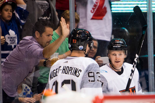 Nordamerikas Nathan MacKinnon jublar med Ryan Nugent-Hopkins