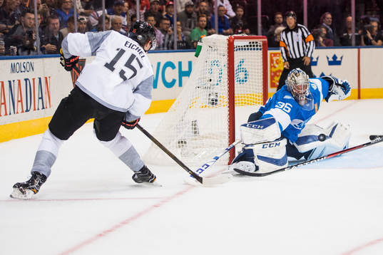 Nordamerikas Jack Eichel skjuter mot Finlands målvakt