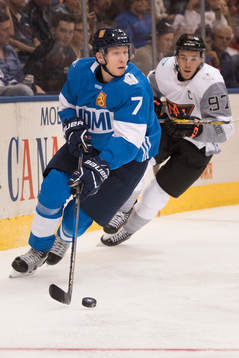 Finlands Esa Lindell jagas av Nordamerikas Connor McDavid