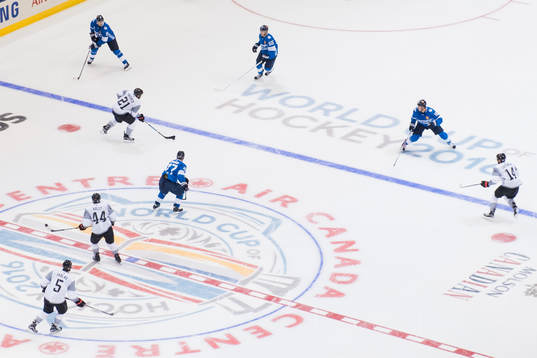 Spel pågår i ishockeymatchen mellan Nordamerika och