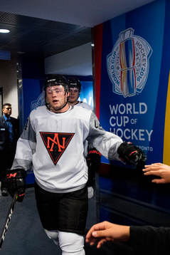 Nordamerikas Morgan Rielly lämnar isen i periodpausen i