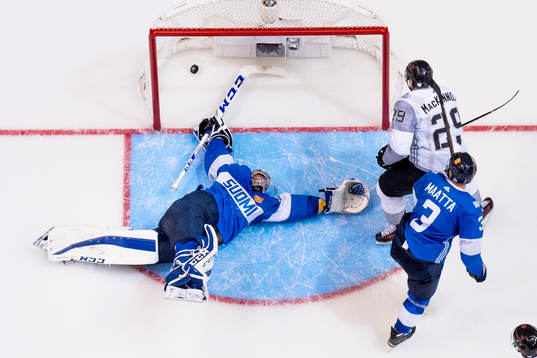 Nordamerikas Nathan MacKinnon gör 4-0 bakom Finlands