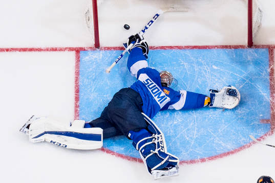 Finlands målvakt Pekka Rinne försöker rädda skottet
