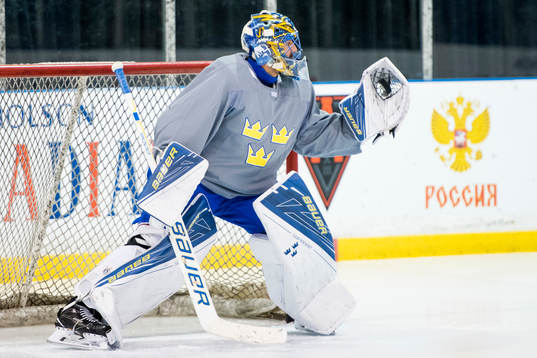Sveriges målvakt Henrik Lundqvist räddar ett skott