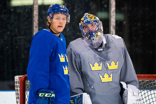 Sveriges Hampus Lindholm och målvakt Henrik Lundqvist