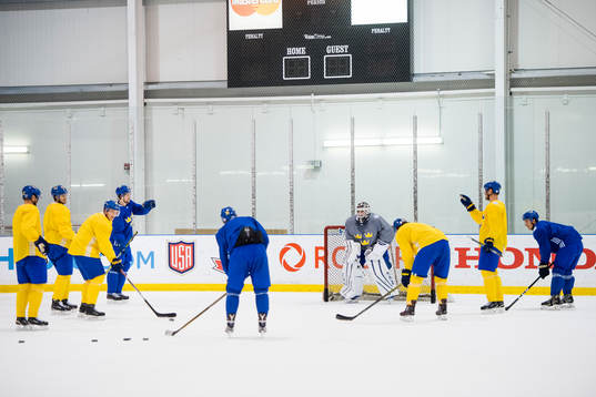 Sveriges spelare tränar skott mot målvakt Jhonas Enroth