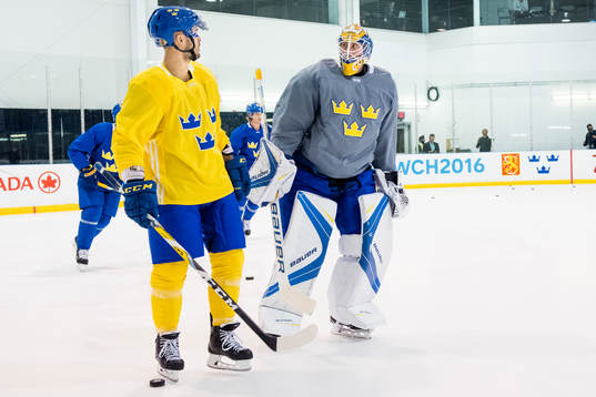 Sveriges Niklas Hjalmarsson och målvakt Jacob Markström