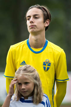 Sveriges Tyler Sernling  i fotbollsmatchen mellan Sverige