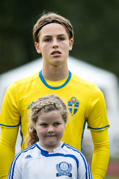 Sveriges Samuel Ohlsson  i fotbollsmatchen mellan Sverige