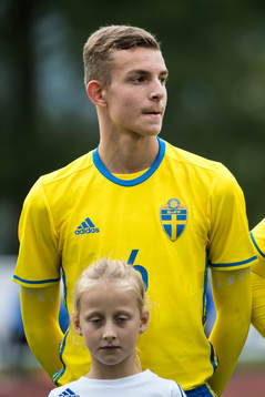 Sveriges Oliver Verona Grönberg   i fotbollsmatchen mellan