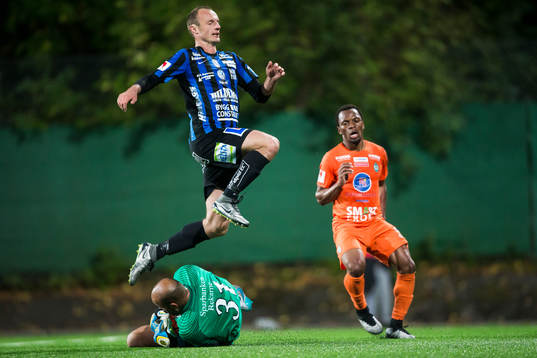 Sirius Dragan Kapcevic med en målchans framför Athletics