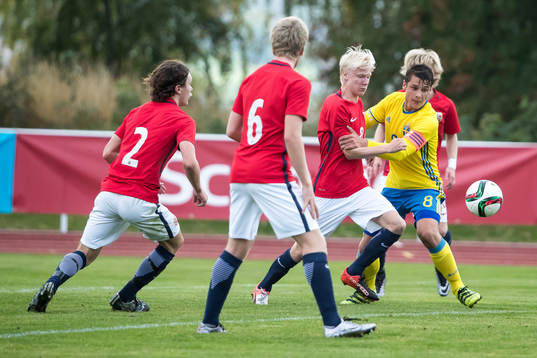 Sveriges Kevin Ackermann i kamp om bollen med Norges Harald