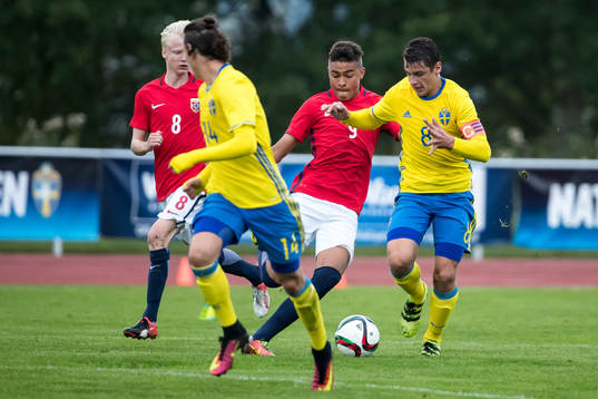 Sveriges Kevin Ackermann i kamp om bollen med Norges Noah