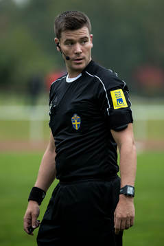 Domare Jesper Ekwall i fotbollsmatchen mellan Sverige och