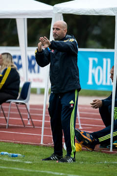 Sveriges Magnus Wikman, förbundskapten i fotbollsmatchen