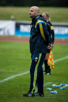 Sveriges Magnus Wikman, förbundskapten i fotbollsmatchen