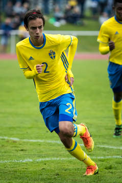 Sveriges Tyler Sernling  i fotbollsmatchen mellan Sverige