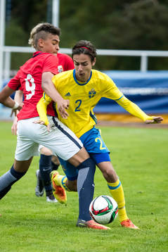 Sveriges Tyler Sernling  i fotbollsmatchen mellan Sverige
