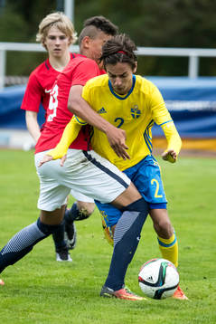 Sveriges Tyler Sernling  i fotbollsmatchen mellan Sverige