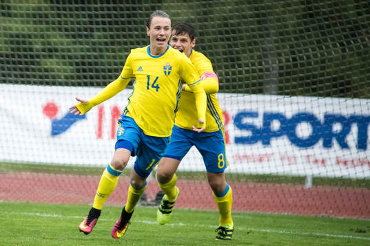 Sveriges Alex Timossi Andersson  jublar i fotbollsmatchen