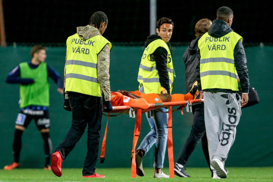 Athletics Abdoul Razak bärs ut på bår
