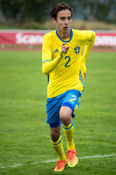 Sveriges Tyler Sernling  i fotbollsmatchen mellan Sverige